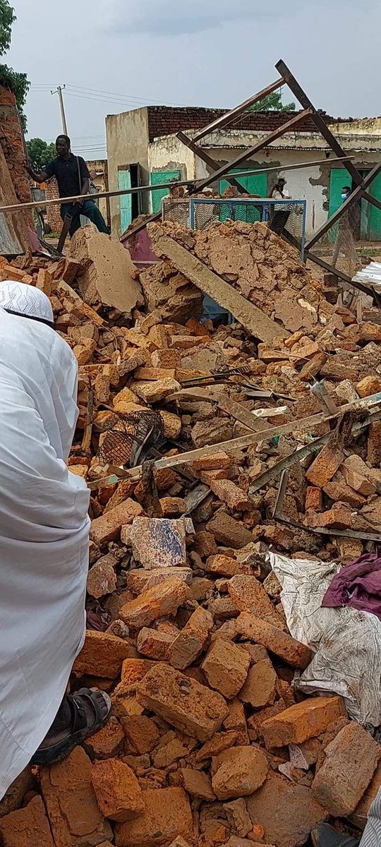 qoga12's tweet photo. Antonov strikes again in Nyala, and the victims, as usual, are innocent citizens.
The pictures below are from the Malja market in Nyala, where one of the barrels fell and claimed the lives of a number of citizens and many wounded. Until now,
#You _ must _ stand https://t.co/sJi8Zstxbs