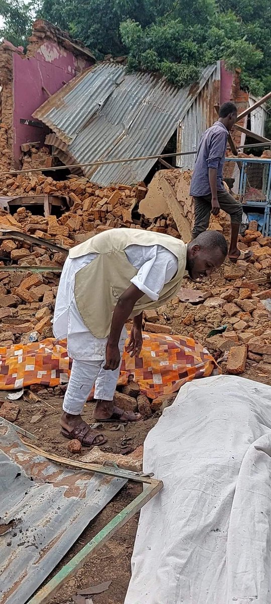 qoga12's tweet photo. Antonov strikes again in Nyala, and the victims, as usual, are innocent citizens.
The pictures below are from the Malja market in Nyala, where one of the barrels fell and claimed the lives of a number of citizens and many wounded. Until now,
#You _ must _ stand https://t.co/sJi8Zstxbs