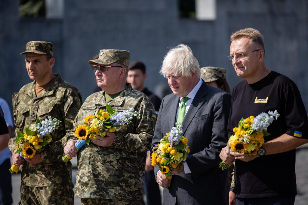 BorisJohnson's tweet photo. I joined the Mayor of Lviv @andriysadovyi to pay tribute to the fallen at Mars Fields. These brave soldiers paid the ultimate sacrifice to defend their country. Slava Ukraini 🇺🇦 https://t.co/26oPf9zsjX