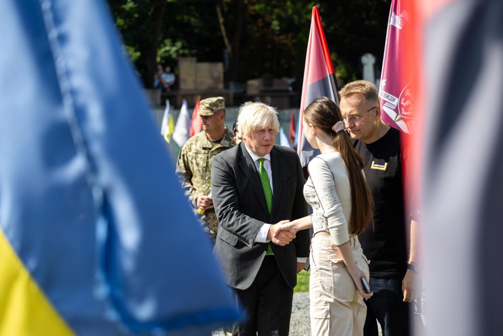 BorisJohnson's tweet photo. I joined the Mayor of Lviv @andriysadovyi to pay tribute to the fallen at Mars Fields. These brave soldiers paid the ultimate sacrifice to defend their country. Slava Ukraini 🇺🇦 https://t.co/26oPf9zsjX