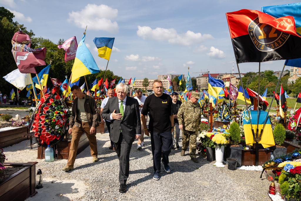 BorisJohnson's tweet photo. I joined the Mayor of Lviv @andriysadovyi to pay tribute to the fallen at Mars Fields. These brave soldiers paid the ultimate sacrifice to defend their country. Slava Ukraini 🇺🇦 https://t.co/26oPf9zsjX