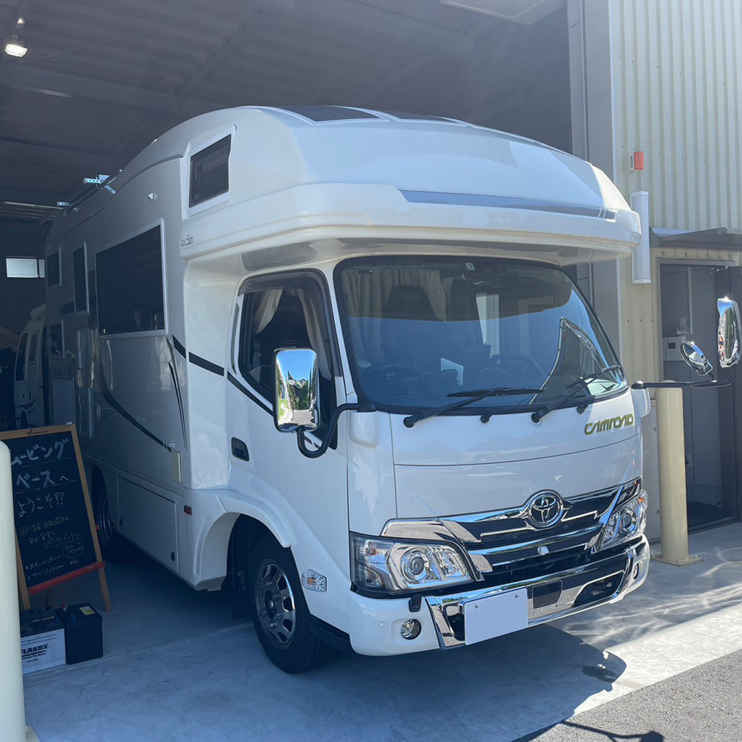 MOVING_BASE's tweet photo. 走行充電器『MOVING CHARGER12-80』をZIL520へ搭載しました

充電量の強化になりました。
エンジンをかけているだけで1時間あたり800Wほどの充電をすることができます。
ソーラーも重ねると1000W以上の発電が可能です！

キャンピングカーの電源関係でお悩みの方、ぜひご相談ください！ https://t.co/R7hXXVoMlb
