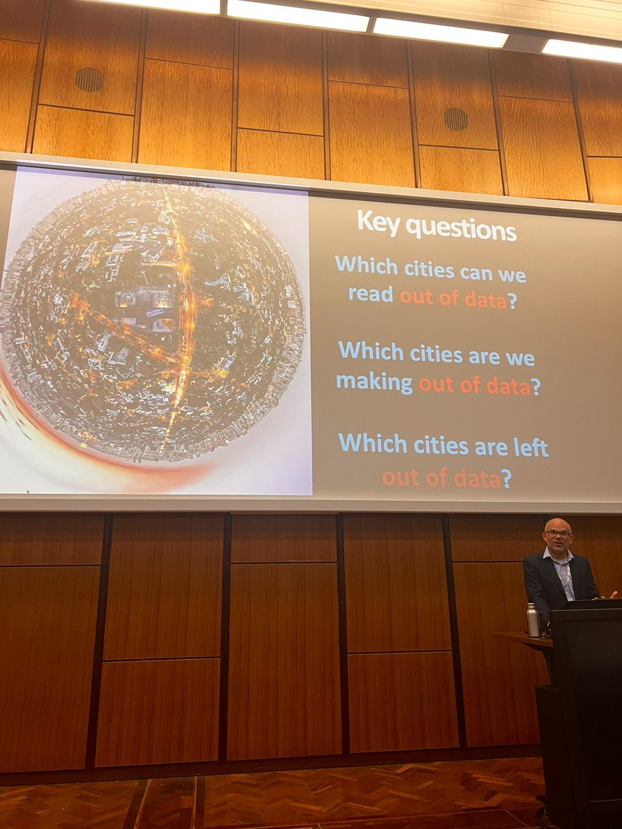 mfbenitez's tweet image. @GIScience_conf has started with a remarkable keynote talk by @j_p_albuquerque &amp;amp; Caroline Kabaria #GIScience2023 👏👏🌎