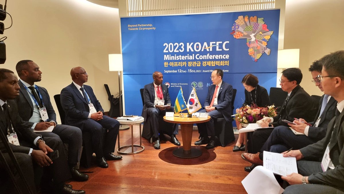 On the sidelines of the ongoing KOAFEC, MoS @richard_tusabe met Choo Kyung-ho, the Deputy Prime Minister and Minister of Economy and Finance of the Republic of Korea.