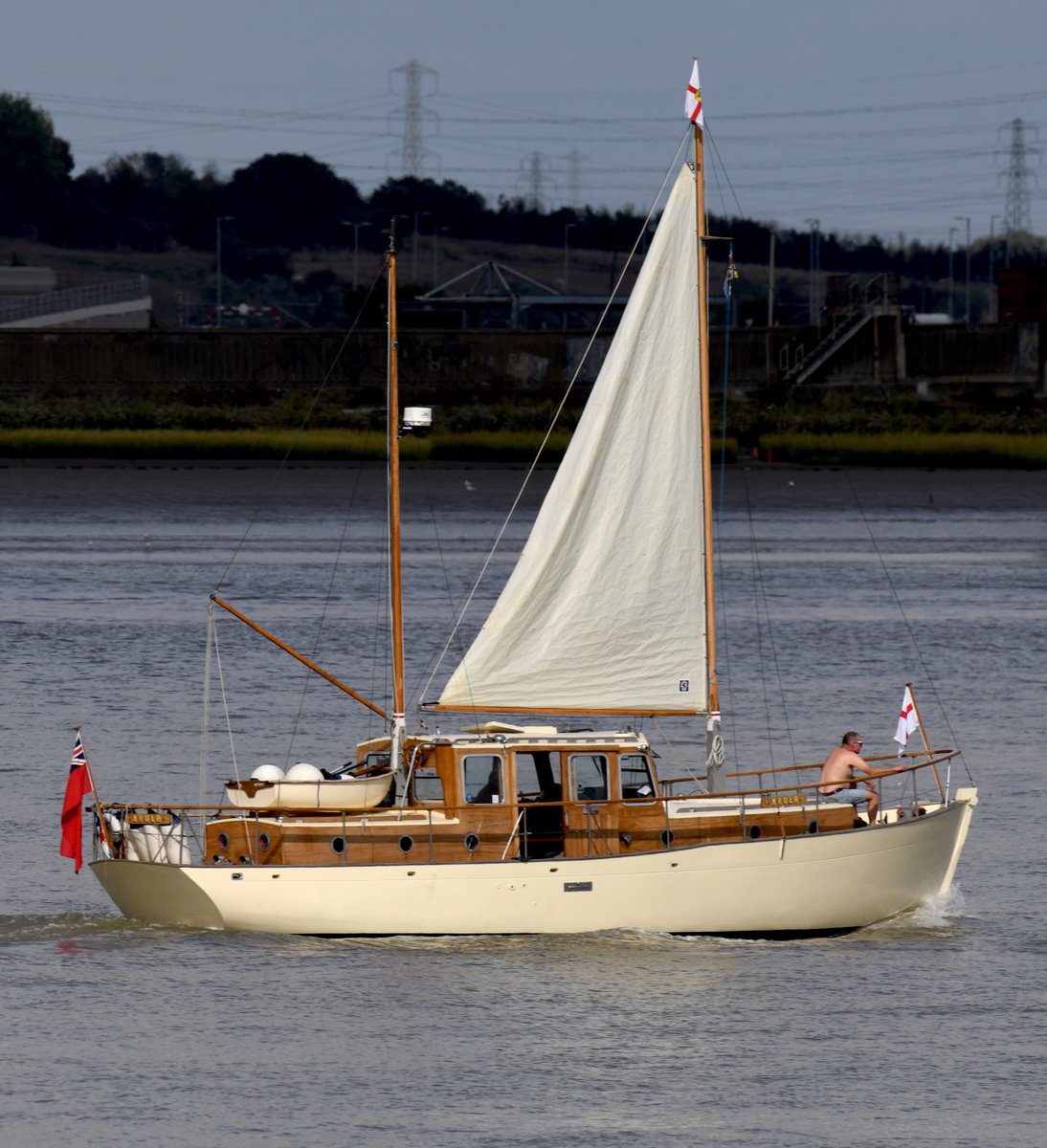 Dunkirk Little Ship Nyula built 1933, sailing home after a weekend at @StKatsMarina. #Nyula @militaryhistori @Dunkirk_Ships @navalhistorian @NatHistShips #DunkirkLittleShips #OperationDynamo #Dunkirk  #MiltaryHistory #Gravesend #RiverThames #Thames #SKDocks #ClassicBoatFestival