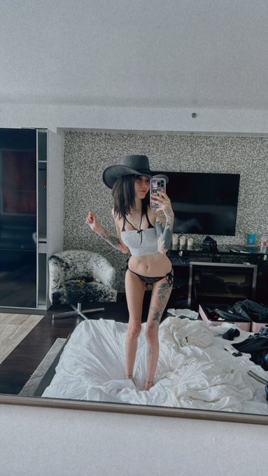 🤠🤠🤠 howdy https://t.co/J4cFlJD7cx<a href="/tag/roleplay"class="tags"><span>#roleplay</span></a><a href="/tag/tradwife"class="tags"><span>#tradwife</span></a>