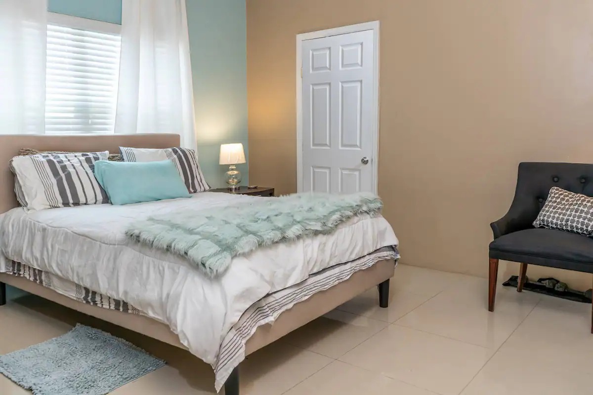 Midland_House's tweet photo. Unearth your dream Grand Cayman escape at #FindAmericanRentals website. Book now and seize island bliss! #GrandCayman #VacationHomes #TropicalParadise https://t.co/UOrhJdSekc https://t.co/FJqzNziZvW
