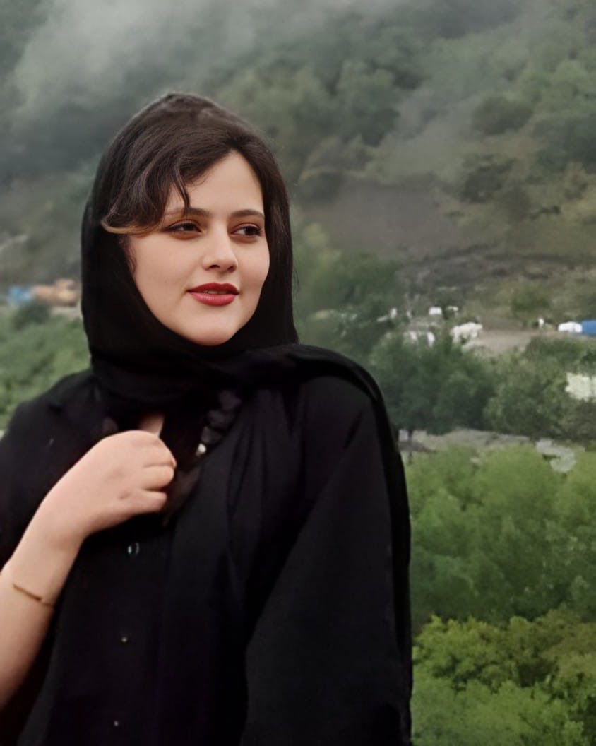 Heute vor einem Jahr wurde eine junge Frau Jina #MahsaAmini bei ihrem Ausflug in Teheran verhaftet, weil ihre Kleidung nach Ansicht des Regimes nicht angemessen war. Während ihrer Festnahme wurde sie durch die Kräfte geschlagen und starb an den Folgen drei Tage später im