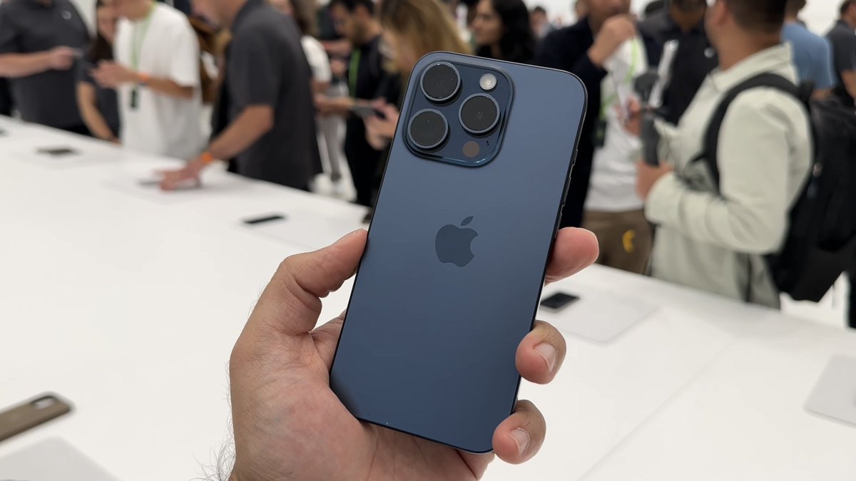 BenGeskin's tweet photo. iPhone 15 Pro colors hands on by @emkwan 

I’m thinking between Natural Titanium and White Titanium… https://t.co/BCZZBnsoY1