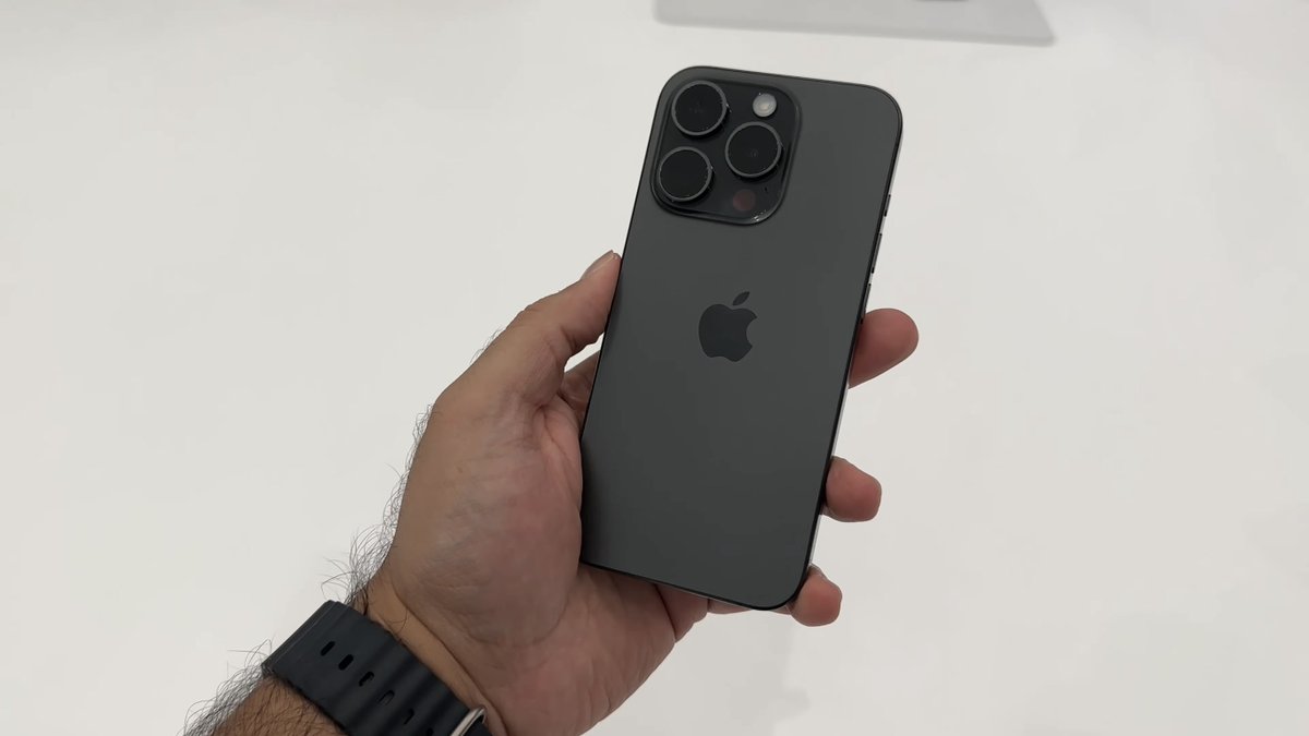 BenGeskin's tweet photo. iPhone 15 Pro colors hands on by @emkwan 

I’m thinking between Natural Titanium and White Titanium… https://t.co/BCZZBnsoY1