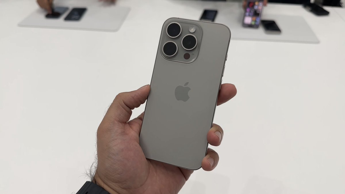 BenGeskin's tweet photo. iPhone 15 Pro colors hands on by @emkwan 

I’m thinking between Natural Titanium and White Titanium… https://t.co/BCZZBnsoY1