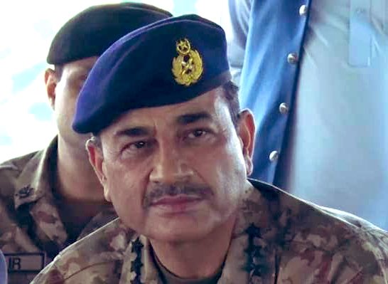 syed_bacha's tweet photo. پاکستانیوں نے نعرہ لگا دیا  #حافظ_صاحب_تُن_کے_رکھو
جو سوشل میڈیا پر بہت زیادہ وائرل ہورہا ۔۔ 
اس نعرے کا مقصد آرمی چیف سید عاصم منیر کو یہ باور کرانا ہے ۔ کہ پاکستانی عوام آپ کے شانہ بشانہ کھڑے ہیں ۔ جبکہ پاکستانی عوام آرمی چیف سے درخواست بھی کررہے ہیں کہ ڈالر سمگلرز۔ زخیرہ اندوز ۔ ہر قسم مافیا ۔ اور شرپسندوں کو نشان عبرت بنائیں ۔۔ 
آج عوام ان تمام کے ہاتھوں زلیل ہورہے ہیں۔ پاکستان کے جڑوں کو کھوکھلا کرنے والے یہ ظالم ۔ قاتل۔ بہروپئیے ۔ کسی رعایت کے مستحق نہیں ۔۔ 

❗️تمام سوشل میڈیا اکٹویسٹ اس ٹرینڈ میں حصہ لیں ۔ 

شرپسندوں کے خلاف میدان میں نکلیں ۔ ان زخیرہ اندوزوں۔ سمگلروں کی نشاندہی کریں ۔ اور پاکستان پاک صاف کریں”ہمارا پاکستان“ ترقی یافتہ پاکستان 

پاکستان زندہ باد 🇵🇰✌️
