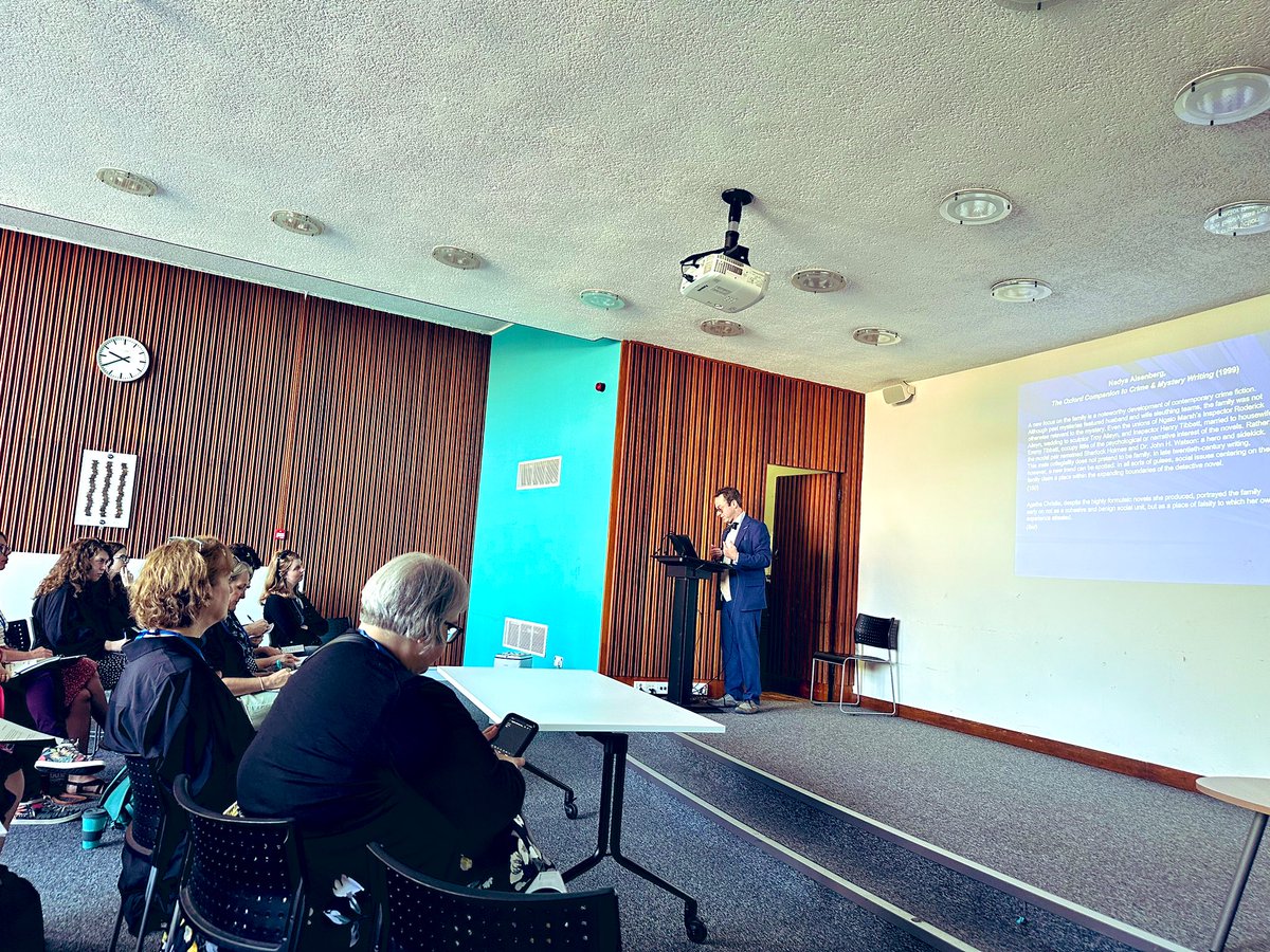 Next, the wonderful Hamish Crawford discussing the ‘Doppelgänger Detective’. Fascinating stuff! Always a fascinating and engaging paper from Hamish!  ✨ #Agatha2023