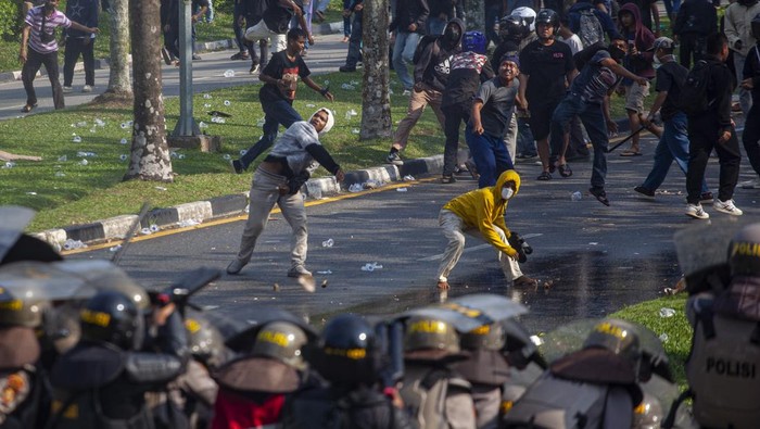 m_nurfatoni's tweet photo. Sikap Resmi Muhammadiyah soal Rempang

Proyek Rempang Eco City sangat bermasalah ternyata payung hukumnya baru disahkan pada tanggal 28 Agustus 2023 melalui Peraturan Menteri Koordinator Bidang Perekonomian Republik Indonesia Nomor 7 Tahun 2023.

Demikian pernyataan bersama Lembaga Hikmah dan Kebijakan Publik (LHKP) dan Majelis Hukum dan HAM (MHH) Pimpinan Pusat Muhammadiyah dalam rilisnya, Rabu (13/9/2023).

Ketua LHKP Ridho Al-Hamdi dan Ketua MHH Trisno Raharjo mengatakan, penggusuran masyarakat Rempang Kepulauan Riau adalah bukti pemerintah gagal laksanakan mandat konstitusi .

”Pemukiman dan warga tercatat telah ada sejak 1834, tempat tinggal dan pemukiman itulah yang saat ini mau digusur untuk proyek Rempang Eco-City,” kata Ridho Al Hamdi.

Rempang Eco City sekarang menjadi Proyek Strategis Nasional (PSN) yang menimbulkan demonstrasi warga dan kekerasan aparat.

Menurut Ridhol Al Hamdi, proyek ini tidak pernah dikonsultasikan secara bermakna kepada masyarakat Rempang yang terdampak. Hampir setiap pembangunan Proyek Strategis Nasional  pemerintah selalu mobilisasi aparat secara berlebihan yang berhadapan dengan masyarakat.

Pengadaan tanahnya terindikasi kerap merampas tanah masyarakat yang tidak pernah diberikan hak atas tanah oleh pemerintah.

Atas dasar itu, LHKP dan Majelis Hukum dan HAM PP Muhammadiyah mengecam kebijakan publik pemerintah untuk menggusur masyarakat Pulau Rempang, Kepulauan Riau demi kepentingan industri swasta.

Pola pelaksanaan kebijakan yang tanpa konsultasi dan menggunakan kekuatan kepolisian dan TNI secara berlebihan bahkan terlihat brutal, pada 7 September 2023, ini sangat memalukan.

”Pemerintah terlihat ambisius membangun proyek bisnis dengan cara mengusir masyarakat yang telah lama hidup di Pulau Rempang, jauh sebelum Indonesia didirikan,” tuturnya.

Tanggapi Mahfud MD

LHKP dan MHH PP Muhammadiyah menilai pernyataan Menteri Koordinator Politik Hukum dan Keamanan (Menko Polhukam), Mahfud MD yang menyatakan bahwa “tanah di Pulau Rempang itu belum pernah digarap” sangat keliru.

Faktanya, masyarakat di sana telah ada sejak tahun 1834. Menko Polhukam tampak jelas posisinya membela kepentingan investor swasta dan menutup mata pada kepentingan publik, termasuk sejarah sosial budaya masyarakat setempat yang telah lama dan hidup di pulau tersebut.

LHKP dan MHH menilai penggusuran di Pulau Rempang ini menunjukkan kegagalan pemerintah menjalankan mandat konstitusi Indonesia. Dalam UUD 1945 disebutkan, tujuan pendirian negara adalah untuk melindungi segenap bangsa Indonesia dan seluruh tumpah darah Indonesia, memajukan kesejahteraan umum, mencerdaskan kehidupan bangsa.

”Negara gagal menjalankan pasal 33 yang menyebutkan bahwa Bumi dan air dan kekayaan alam yang terkandung di dalamnya dikuasai oleh negara dan dipergunakan untuk sebesar-besar kemakmuran rakyat,” katanya.

Melalui penggusuran paksa itu, negara mempertontonkan keberpihakan nyata kepada investor yang bernafsu menguasai Pulau Rempang untuk kepentingan bisnis mereka berupa Proyek Eco City seluas 17.000 hektare.

Karena itu, LHKP dan MHH Pimpinan Pusat Muhammadiyah berdiri bersama berbagai elemen gerakan masyarakat sipil di Indonesia yang sudah turut bersolidaritas menyatakan sikap:  Pertama, meminta presiden dan Menteri Koordinator Bidang Perkonomian Republik Indonesia untuk mengevaluasi dan mencabut proyek Rempang Eco City sebagai PSN.

Kedua, Mendesak Kepala Kepolisian Republik Indonesia dan Kepolisian Daerah Kepulauan Riau untuk segera membebaskan sejumlah warga yang sedang ditahan serta menarik seluruh aparat bersenjata dari lokasi konflik.

Ketiga, mendesak pemerintah segera menjamin dan memuliakan hak-hak masyarakat Pulau Rempang untuk hidup dan tinggal di tanah yang selama ini mereka tempati serta mengedepankan perspektif HAM, mendayagunakan dialog dengan cara-cara damai yang mengutakaman kelestarian lingkungan dan keadilan antar generasi.

Sejarah proyek ini bermula tahun 2001, Pemerintah Kota Batam datang ke Jakarta mengajukan pengembangan Kawasan Rempang berdasarkan Perda Kota Batam Nomor 17 Tahun 2001 tentang Kepariwisataan Kota Batam.

Mereka mengundang pengusaha nasional dan investor dari Malaysia dan Singapura dengan PT Mega Elok Graha, grup Artha Graha milik Tommy Winata dipilih untuk mengelola dan mengembangkan kawasan tersebut selama 30 tahun, yang dapat diperpanjang hingga 80 tahun.

Tahun 2007 proyek Rempang Eco-City ini diketahui masyarakat secara luas dan mendapatkan penolakan.

Pada Juli 2023, pemerintah menandatangani nota kesepahaman dengan Xinyi Group dari Cina untuk investasi sebesar 11,5 miliar USD dalam pembangunan pabrik kaca dan solar panel di Pulau Rempang, sebagai bagian dari konsep Rempang Eco City.

Meskipun proyek ini memiliki potensi besar untuk menarik investasi Rp 318 triliun hingga 2080, rencana ini menyebabkan warga tergusur, termasuk permukiman warga asli dan 16 kampung tua yang telah ada sejak 1834. (*)

Editor Sugeng Purwanto

Baca di https://t.co/rQyfsiuLuu

#Rempang #RempangMelawan #rempanggalang #Muhammadiyah

Foto Antara