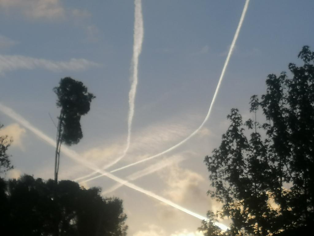 mandaleta's tweet photo. @meteocat Els #chaimtrails no us tenen en cap consideració, han estat a tope fumigant, i clar, desfetes les tempestes. És tan fàcil com mirar al cel quan venen pluges https://t.co/r7qJU3kT2T