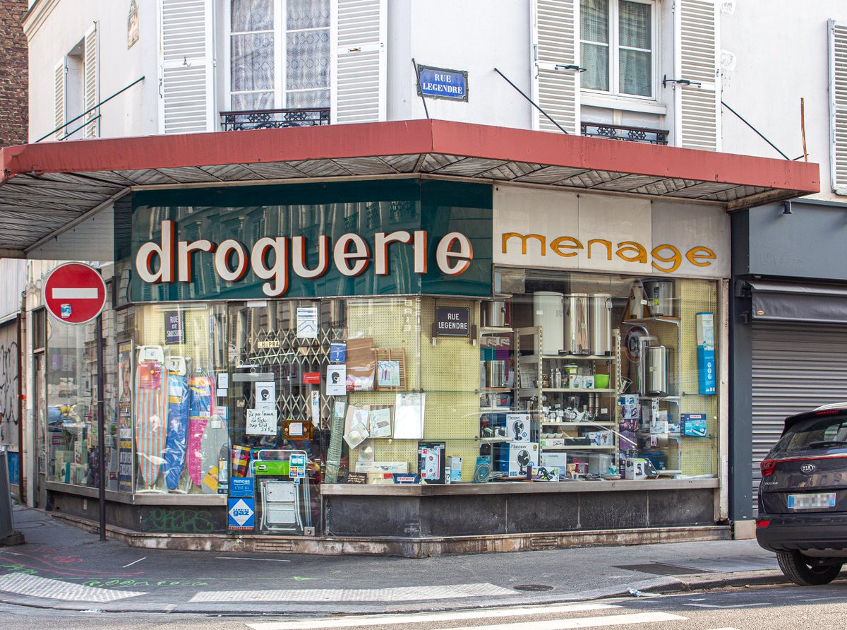 Pixdar's tweet image. Droguerie ménage... devanture et safari typo à #Paris17

#devanture #storefront #typography #safaritypo #vintage #typovintage

👉 instagram.com/p/CcZuYS5IBUx/