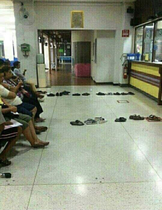 marc_logan's tweet photo. Subukan mong unahan ang tsinelas ko na nakapila sa counter! Maghahalo ang balat sa swelas!                                                                  ctto https://t.co/EKxuXGlJcT