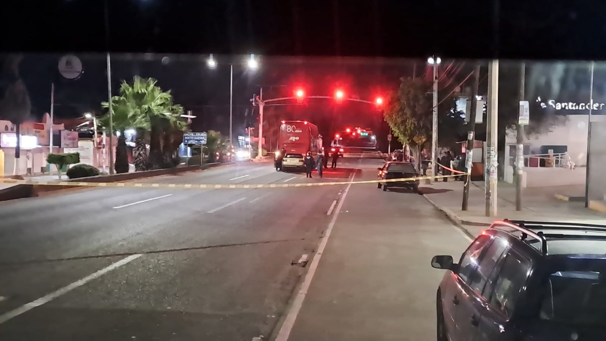 OaxacaVialsi's tweet photo. Fuerte accidente en la carretera 190, frente al autozone de Santa Rosa, un vehículo particular se estampa frente un autobus del ADO, se reporta que falleció el conductor del vehículo nissan Tsuru qué impacto contra autobús del ADO. https://t.co/StNydyn1dW