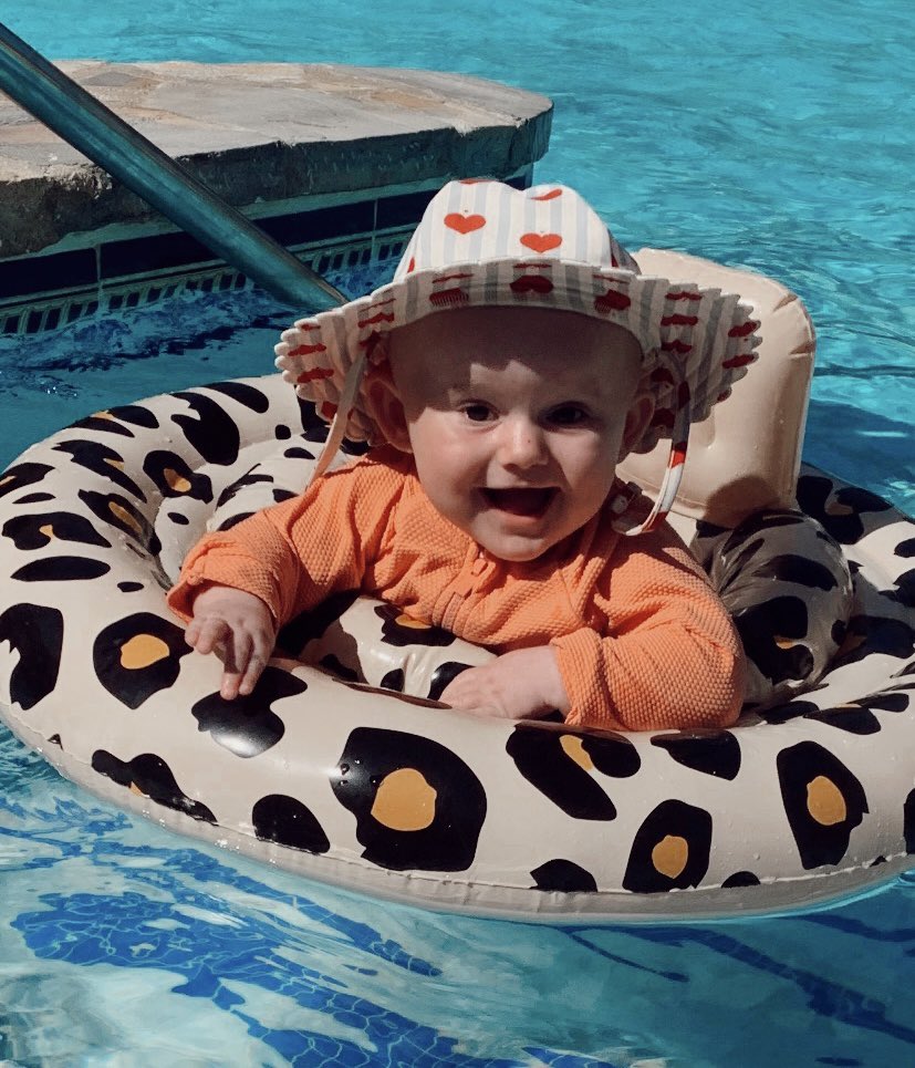 IOpgenhaffen's tweet photo. Groetjes uit het zonnige Spanje! βοΈ #toocutenottoshare π§‘ En ja, ben zoβn irritante mama die geobsedeerd is door haar dochter π https://t.co/dkXU6Lg2Fy