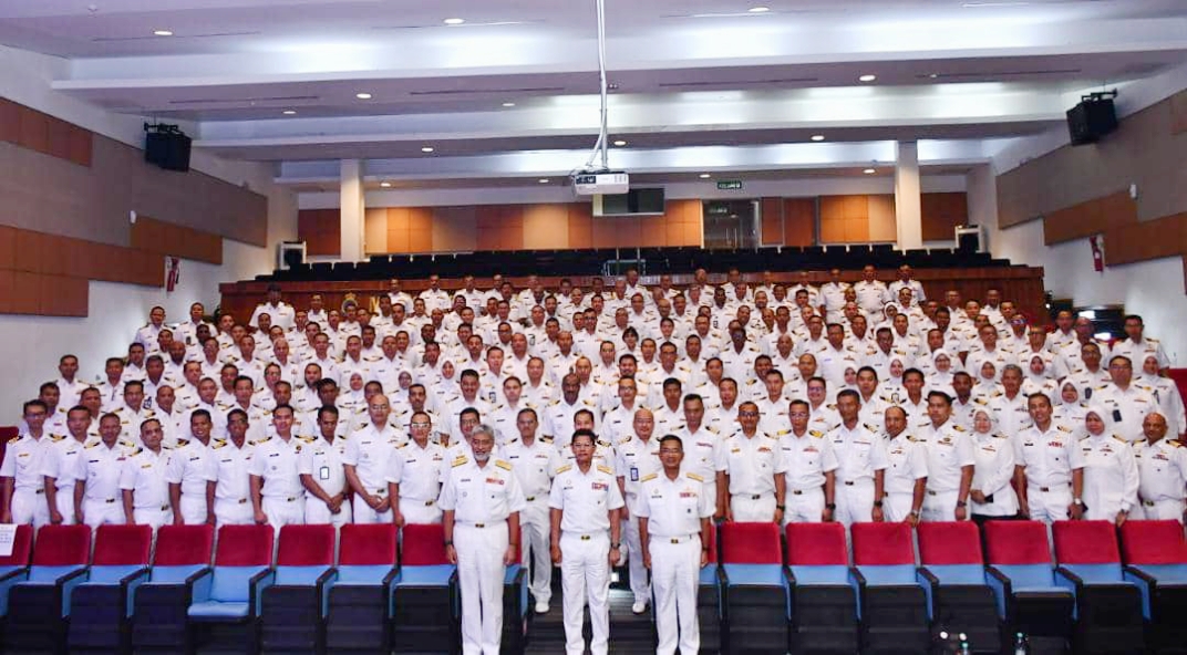 Seminar Pegawai Kanan TLDM hari kedua diteruskan dengan percambahan ilmu bersama penceramah jemputan diikuti dengan sesi dialog bersama kepimpinan tertinggi TLDM. 
Majlis penutup seminar kemudian disempurnakan Panglima Tentera Laut.
Berita penuh: tinyurl.com/3r3j6jrf