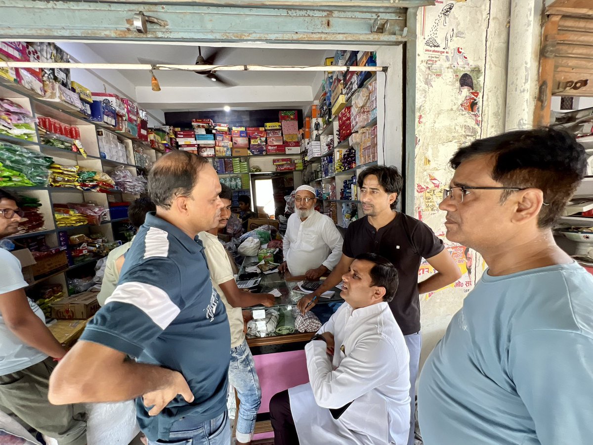 rajeshyadavmlc's tweet photo. भारी बारिश के चलते आलापुर बाराबंकी के हर घर में पानी भरा हुआ है, आज घर-घर भ्रमण कि��ा। जलभराव से लोगों का जीवन अस्त-व्यस्त हो गया है, आमजन को तमाम दिक्कतों का सामना करना पड़ रहा है, सरकारी अमला अपने घरों में आराम फ़रमा रहा है, इन्हें जनता की सुध नहीं है।
@yadavakhilesh https://t.co/3mWB4nxyWD