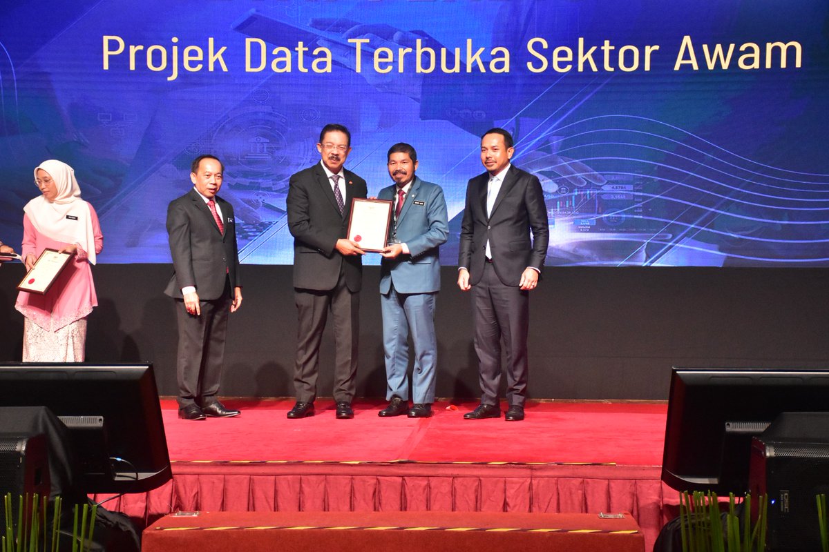 StatsMalaysia's tweet photo. Jabatan Perangkaan Malaysia telah dianugerahkan penghargaan sebagai Agensi Perintis Projek Perluasan Data Terbuka Sektor Awam Fasa II sempena Persidangan Digital Sektor Awam (PDiSA) 2023 pada 13 September 2023, hari ini. https://t.co/5MCW9kopKw