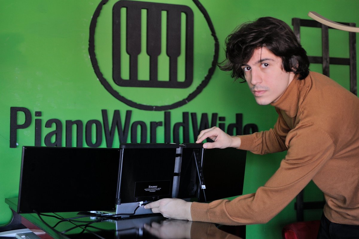 KwumsyOfficial's tweet photo. 𝐊𝐰𝐮𝐦𝐬𝐲 𝐏𝟐 𝐏𝐫𝐨 A Portable Triple Laptop Screen Full Of Possibilities. Easy to use triple laptop screen with a design that one cable powers three screens💚
https://t.co/8TuA2uUWgM

📸: @pianoworldwide #Kwumsy #Screen https://t.co/bPTFijT3xt