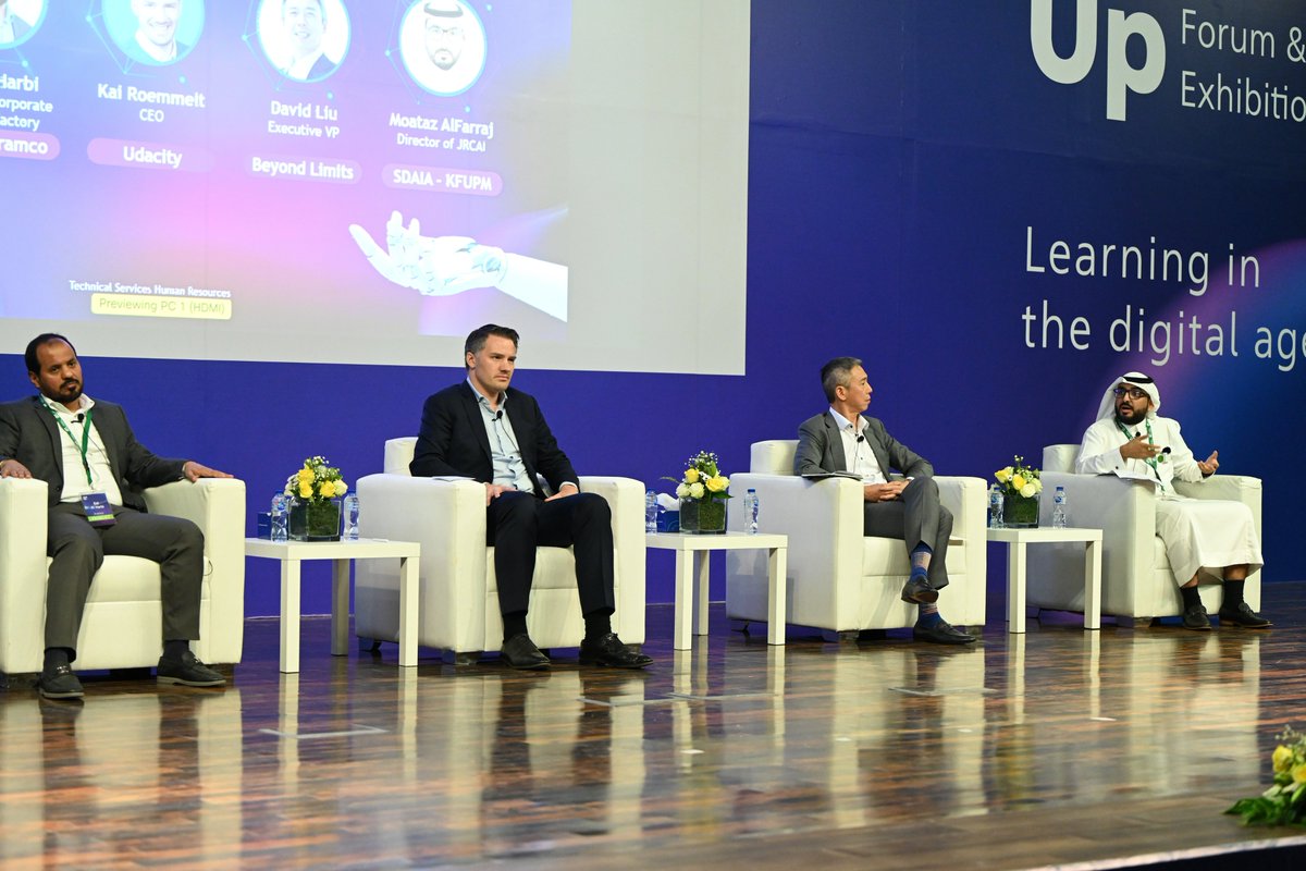 KFUPM's tweet photo. "استحدثت الجامعة برامجها الأكاديمية لتصبح مبنية على أساس رقمي، حيث جميع الطلبة مهما كان تخصصاتهم يدرسون الـذكاء الاصطناعي ( ™AI+X )و مواد مثل لغة البايثون البرمجية، وعلوم البيانات، والذكاء الاصطناعي."

د. معتز الفراج، رئيس مركز الأبحاث المشترك مع سدايا @SDAIA_SA ورئيس قسم علوم الحاسب الآلي والمعلومات بـ #جامعة_الملك_فهد_للبترول_والمعادن ومشاركته في جلسة حوار ملهمة بعنوان "كيف يقوم الذكاء الاصطناعي بتحويل تجربة التعلم" في معرض - Learning in the Digital Age Skill Up

#KFUPM
