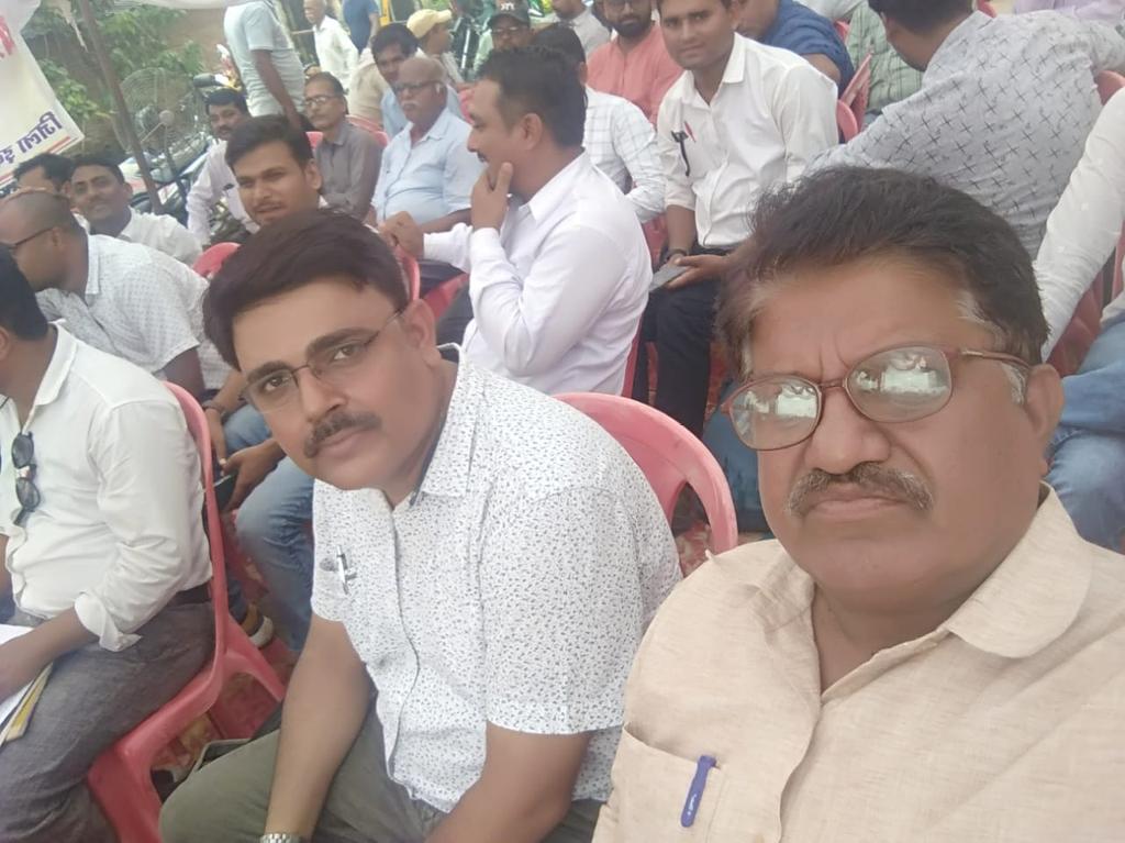 vikashdwivedi01's tweet photo. @ChouhanShivraj @CMMadhyaPradesh @OfficeofSSC @GovindSingh_R @mprevenuedeptt @JM_Scindia @ZeeMPCG 
पंडालों में पटवारी हैं
उम्मीदों में किसान हैं।
मामा अब आदेश करो
पूरा मध्यप्रदेश परेशान है।

#Rewa #2800ग्रेडपे #2800Gradepay #mppatwariStrike https://t.co/psPtfwMjyC