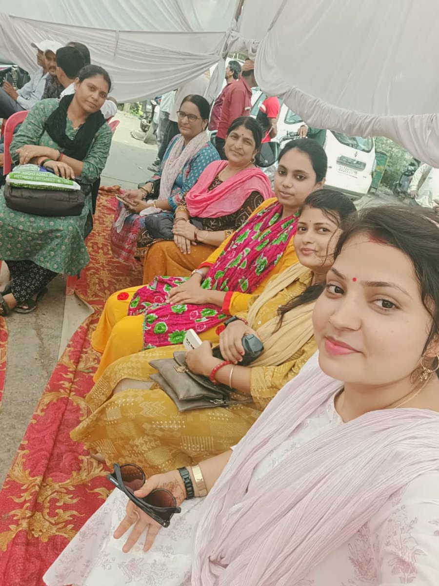 vikashdwivedi01's tweet photo. @ChouhanShivraj @CMMadhyaPradesh @OfficeofSSC @GovindSingh_R @mprevenuedeptt @JM_Scindia @ZeeMPCG 
पंडालों में पटवारी हैं
उम्मीदों में किसान हैं।
मामा अब आदेश करो
पूरा मध्यप्रदेश परेशान है।

#Rewa #2800ग्रेडपे #2800Gradepay #mppatwariStrike https://t.co/psPtfwMjyC