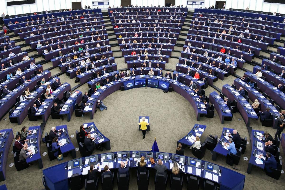 PabloPerezA's tweet photo. #SOTEU speech duration:

Barroso 2010-58:02
Barroso 2011-38:51
Barroso 2012-42:59
Barroso 2013-40:18
Juncker 2015-1:20:21
Juncker 2016-48:13
Juncker 2017-1:02:08
Juncker 2018-53:24
von der Leyen 2020-1:18:11
von der Leyen 2021-59:10
von der Leyen 2022-56:48
vdL 2023 - 1:02:57 https://t.co/vAcBkpkGEp