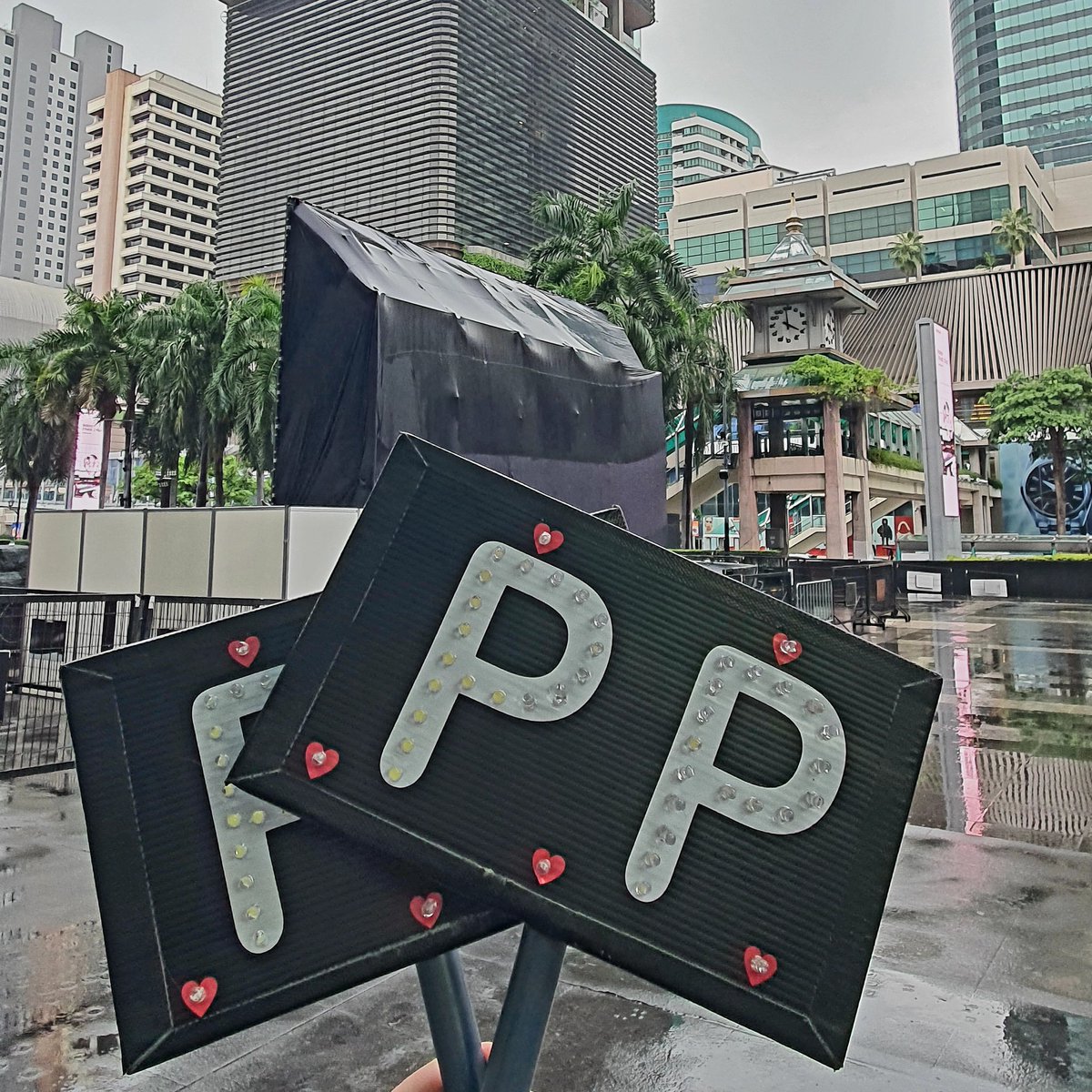 งานนี้มีป้ายไฟให้ยืมนะคะ✨️
💖 พิกัดรับ-คืน : หน้า Apple Store ด้านหลังเวที **มีจำนวนจำกัด
#เส้นเรื่องเดิม_PremiereEvent 
#เส้นเรื่องเดิมPPKrit_ShortFilm 
#เส้นเรื่องเดิมPPKrit 
#PPKritEntertainment 
#PPKritt