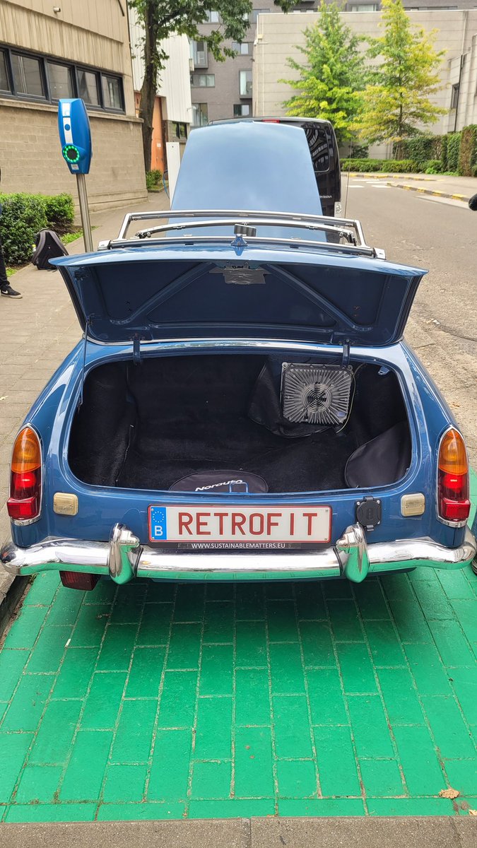 Het lijkt simpel: je neemt een oldtimer, haalt er de motor en benzinetank uit en vervangt alles door een batterijpack en geschikte elektromotor. Ingenieursstudenten van de <a href="/VUBrussel/">VUB</a> gingen de uitdaging aan. Of hij rijdt? Dat ontdekken ze vandaag tijdens een testrit op de campus!