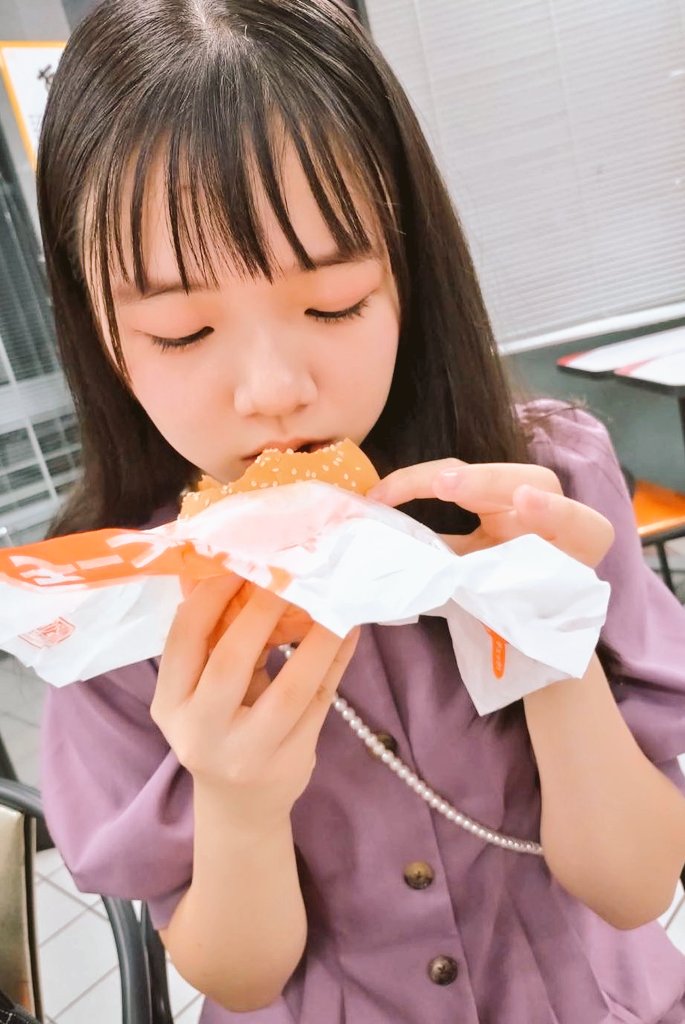 atnakashima1922's tweet photo. 今日のもえぴ💖🪄︎︎の好きなところ！

・マック🍔🍟🎑の月見🎑しているところ！！めっちゃ可愛すぎる🫠❤️‍🔥

#ほくりくアイドル部
#西村萌花 #もえぴ💖🪄︎︎
#もえぴ党 #もえっこ
#もえぴ党さいこうしどうしゃ
#もえぴ党総裁
#オレのもえぴ
#もえぴの好きなところ企画
#72d

#マクドナルド
#月見バーガー

この1枚だけで宇宙全体に幸せの魔法💫かかる！o( •ω-  )⸝🪄︎︎🌟