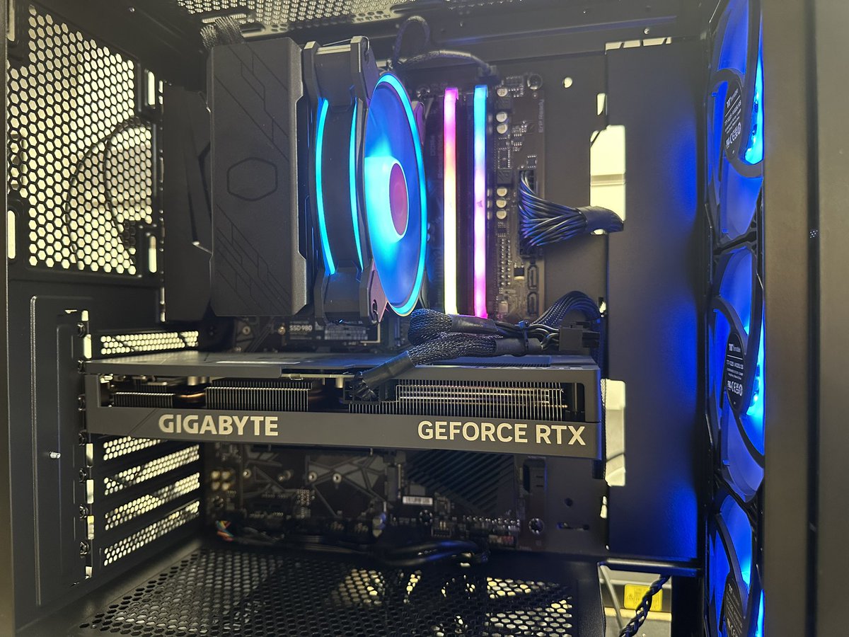 achatnet's tweet photo. Nouveau pc gamer avec une 4060ti 32 go de ram en rgb Corsair version RS optimisée pour Amd https://t.co/I8SzA9YxBY