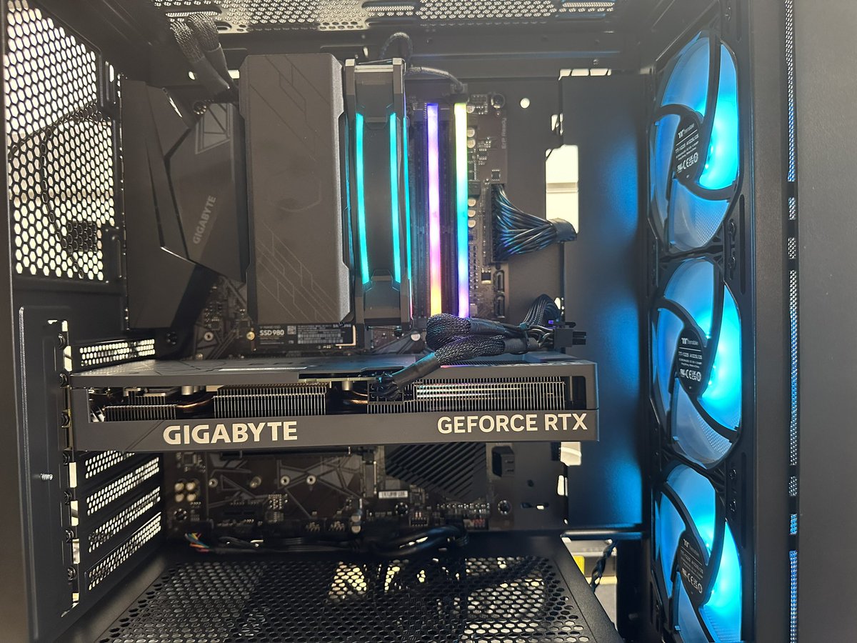 achatnet's tweet photo. Nouveau pc gamer avec une 4060ti 32 go de ram en rgb Corsair version RS optimisée pour Amd https://t.co/I8SzA9YxBY