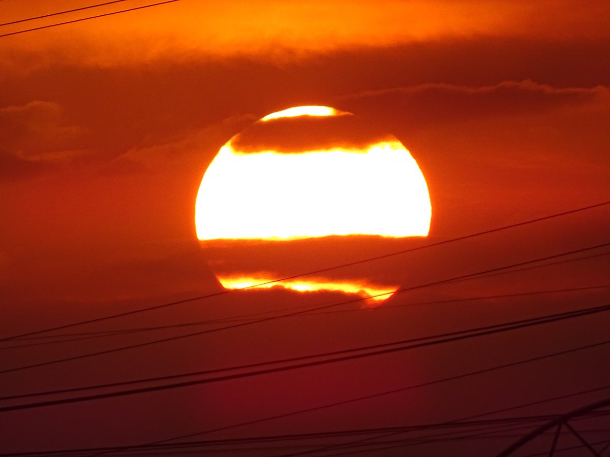 Senmi1950's tweet photo. 近づいてみた〜

＃夕景
＃イマソラ https://t.co/e6kgVJATCj