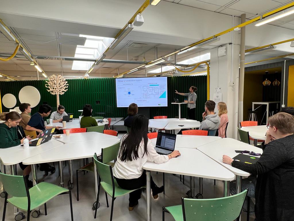 LET_Oulu's tweet image. #LETvisitor @strau_sebastian presenting his research &amp;amp; his work-in-progress to #LETpeople. Very fruitful discussions will surely continue through September, since his ideas are lit🔥 #CSCL #SRL #LearningSupport #LETOulu #UniOulu @ruhrunibochum @SannaJarvela @AhsenCini