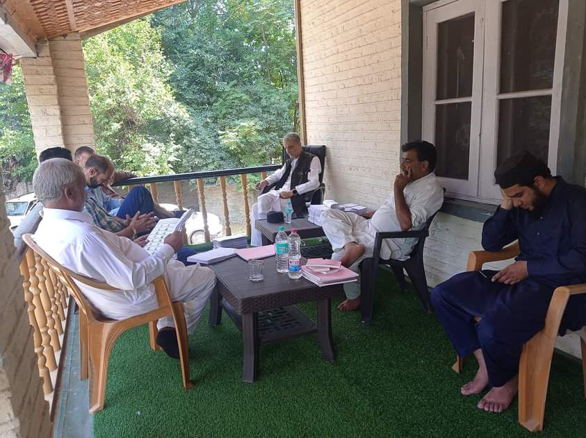 JKAP_BARAMULLA's tweet photo. DP JKAP Baramulla @Khursheed_khan7   Resumes Office.
DP Baramulla has physically  resumed his office today after recovering from prolonged illness. He thanked Party High Command for support  and all people who prayed for him during this time.
@Apnipartyonline @SMAltafBukhari https://t.co/lS2ahjhAKx