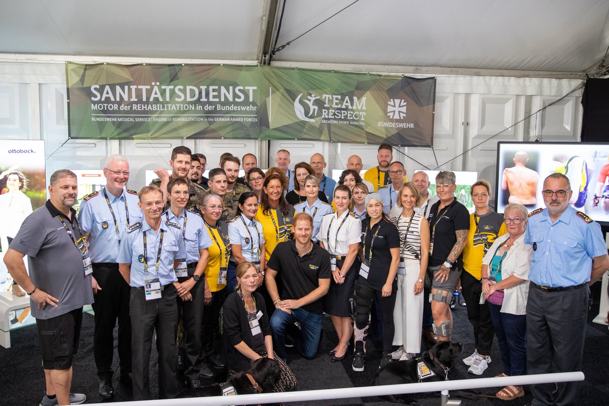 SanDstBw's tweet photo. In der #TeamRespectArea führte #IG23-Schirmherr Prinz Harry, #dukeofsussex, intensive Gespräche über #Rehabilitation und Teilhabe von einsatzgeschädigten, erkrankten oder verunfallten Soldat|innen. Dafür entwickelt und testet der #Sanitätsdienst fortlaufend innovative Konzepte. https://t.co/m6FGFgMKjy