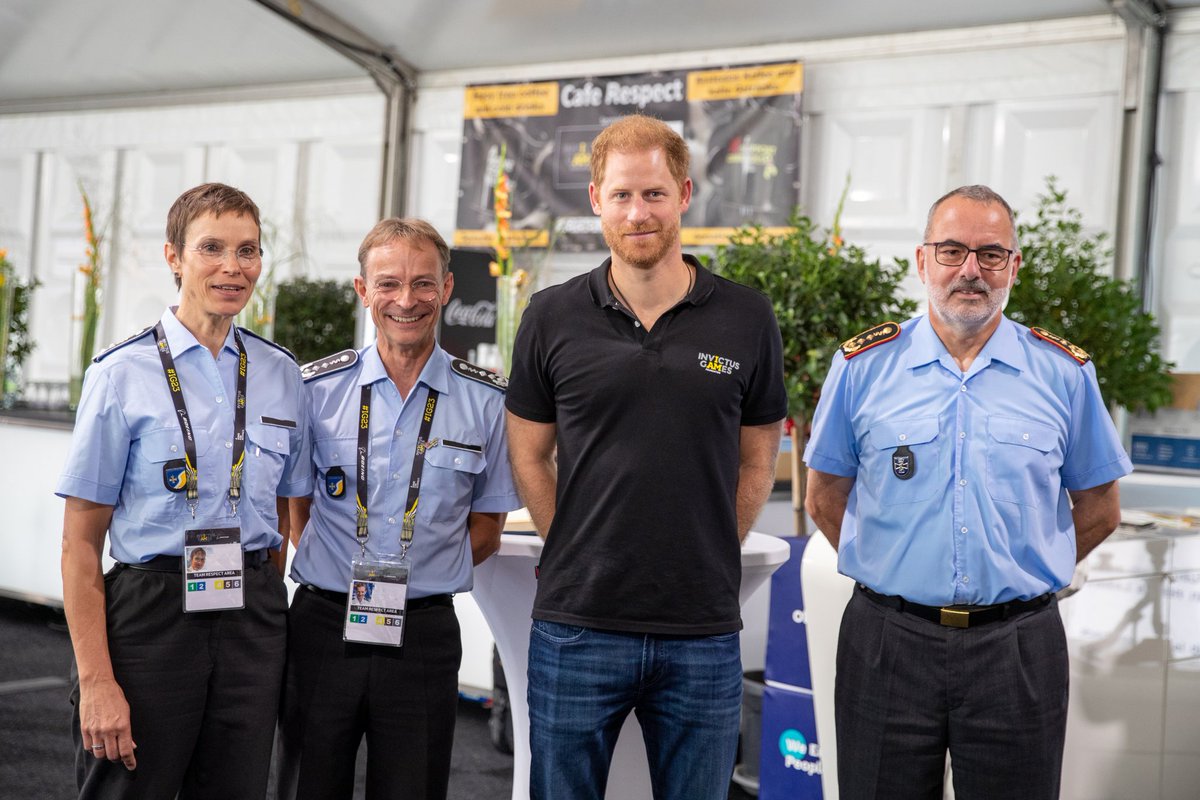 SanDstBw's tweet photo. In der #TeamRespectArea führte #IG23-Schirmherr Prinz Harry, #dukeofsussex, intensive Gespräche über #Rehabilitation und Teilhabe von einsatzgeschädigten, erkrankten oder verunfallten Soldat|innen. Dafür entwickelt und testet der #Sanitätsdienst fortlaufend innovative Konzepte. https://t.co/m6FGFgMKjy