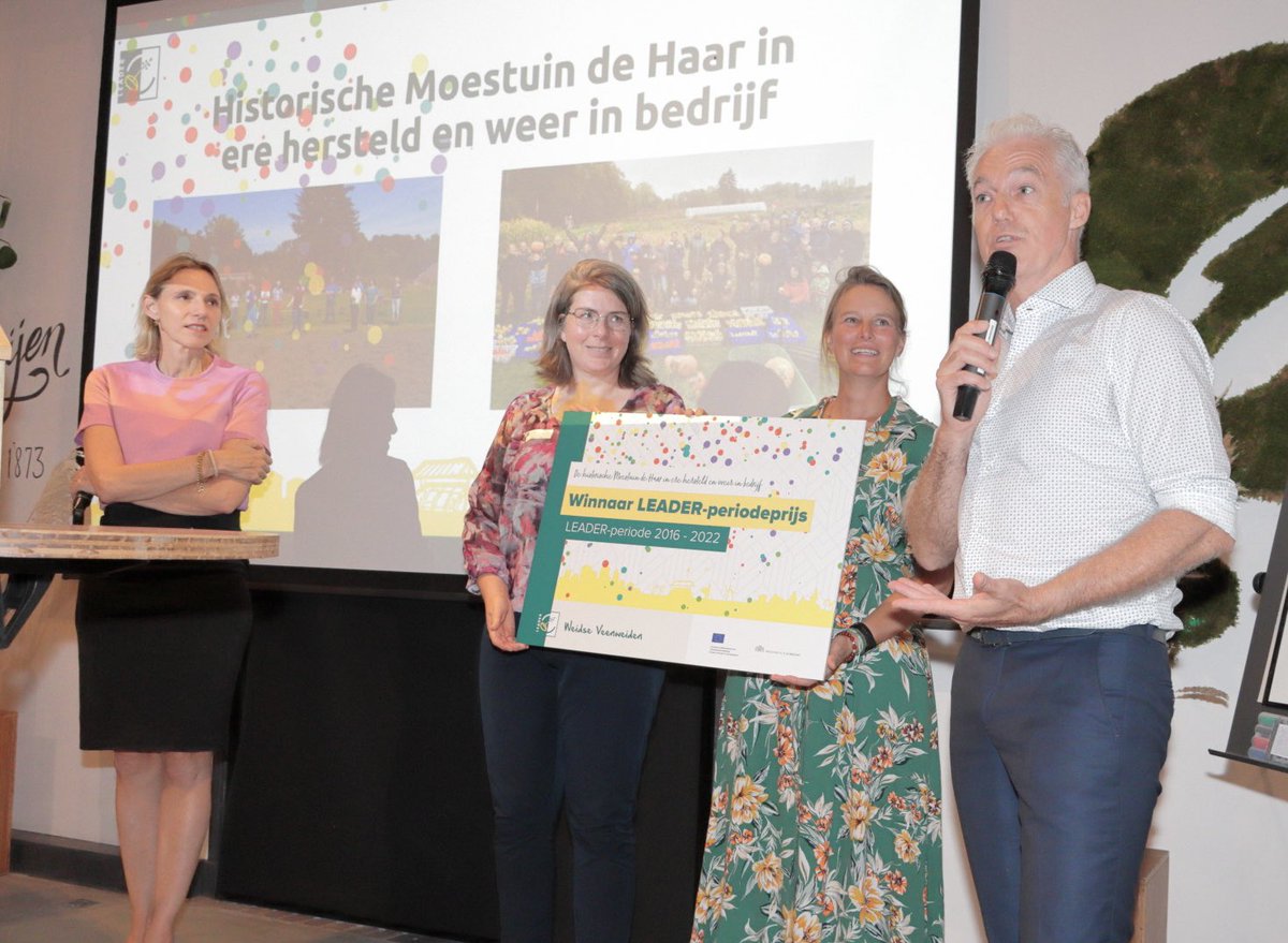De LEADER-periodeprijs 2016 - 2022 Weidse Veenweiden is gewonnen door het project ‘Historische moestuin de Haar in ere hersteld en weer in bedrijf’ !🎉🎉 De prijs is uitgereikt door gedeputeerde Mirjam Sterk tijdens het LEADER Oogstfestival 🌻Lees meer op leaderweidseveenweiden.nl