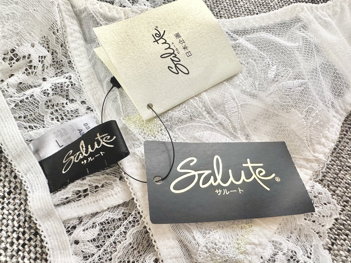 台湾のsalute ✨
日本にはないデザイン

よく見るとタグに片仮名で「サルート」と刺繍されています…👀か、可愛いっ🙌♡ https://t.co/0YAfe3UfiS