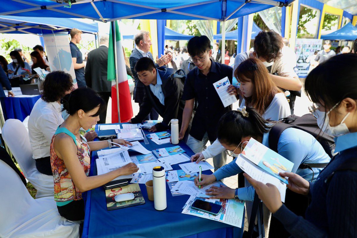 EUAmbCambodia's tweet photo. Huge interest from young Cambodians wanting to study in Europe 🇪🇺 at our Higher Education 🧑‍🎓 Fair this morning. Thanks to all Member States for sharing the many scholarship opportunities and best of luck to the Cambodians applying! https://t.co/Xl5vZnzRkW