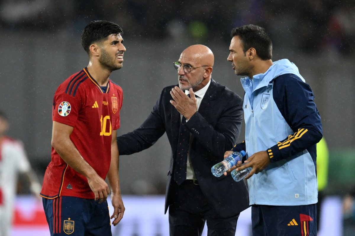 AsensioLIVE's tweet photo. 🚨| Marco Asensio devrait être absent jusqu'à la prochaine trêve internationale 🤕 [@COPE]

C'est vraiment dommage pour lui qui commençait à gagner sa place de titulaire au PSG... https://t.co/9eu0pwotHb