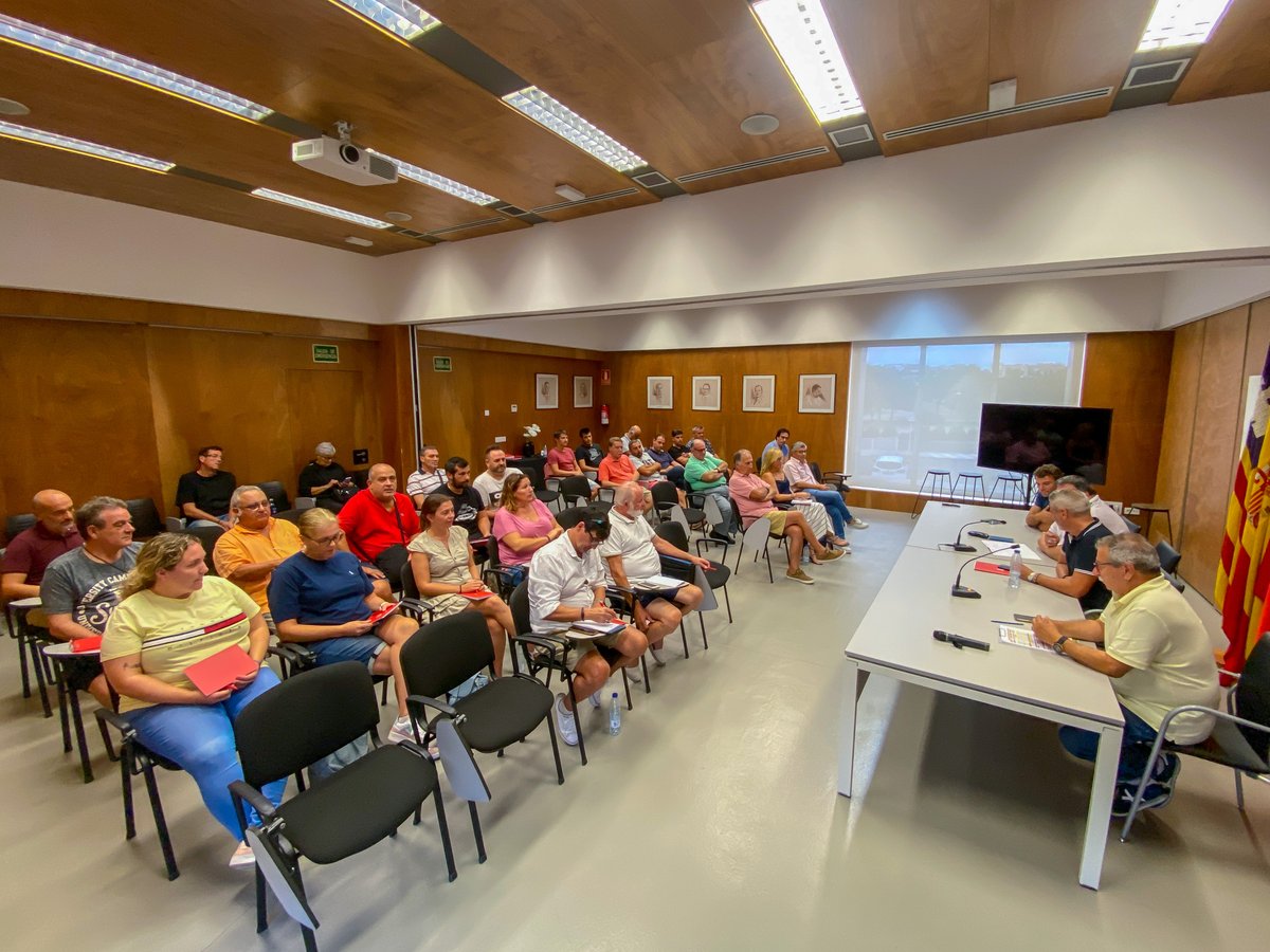 FFIB_oficial's tweet photo. ✍️𝗖𝗼𝗺𝘂𝗻𝗶𝗰𝗮𝗱𝗼 𝗙𝗙𝗜𝗕

ℹ️  Antoni Amengual es el nuevo director deportivo de la FFIB en sustitución de Manolo Bosch, quien se jubila

🤝 La FFIB agradece el trabajo de Bosch durante todos estos años

➡️ https://t.co/f402I43jpd

#4illes1futbol https://t.co/LWBhVDkoep