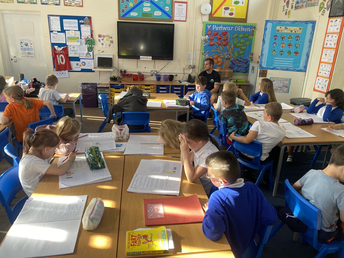 llwynyreos's tweet photo. A great morning with @PenparcauForum discussing how the school and our local Penparcau Hub can have a positive impact on our community. Great ideas shared and discussion had by all. #HaveYourSay #Community https://t.co/vbVXhKML59
