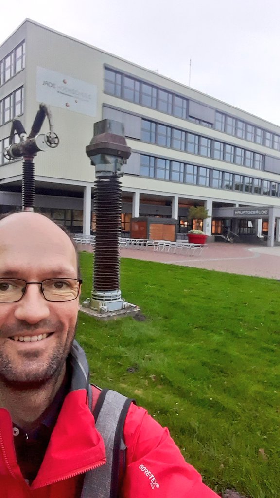 LehrstuhlEMV's tweet photo. Unser Kollege @MMagdowski ist heute beim #EMVBootCamp des @IEEEorg @IEEE_EMCS German Chapters an der Jade Hochschule in Wilhelmshaven, bei dem sich etwa 125 EMV-Interessierte zur Weiterbildung und zum Austausch treffen. https://t.co/CVP2MyPOze