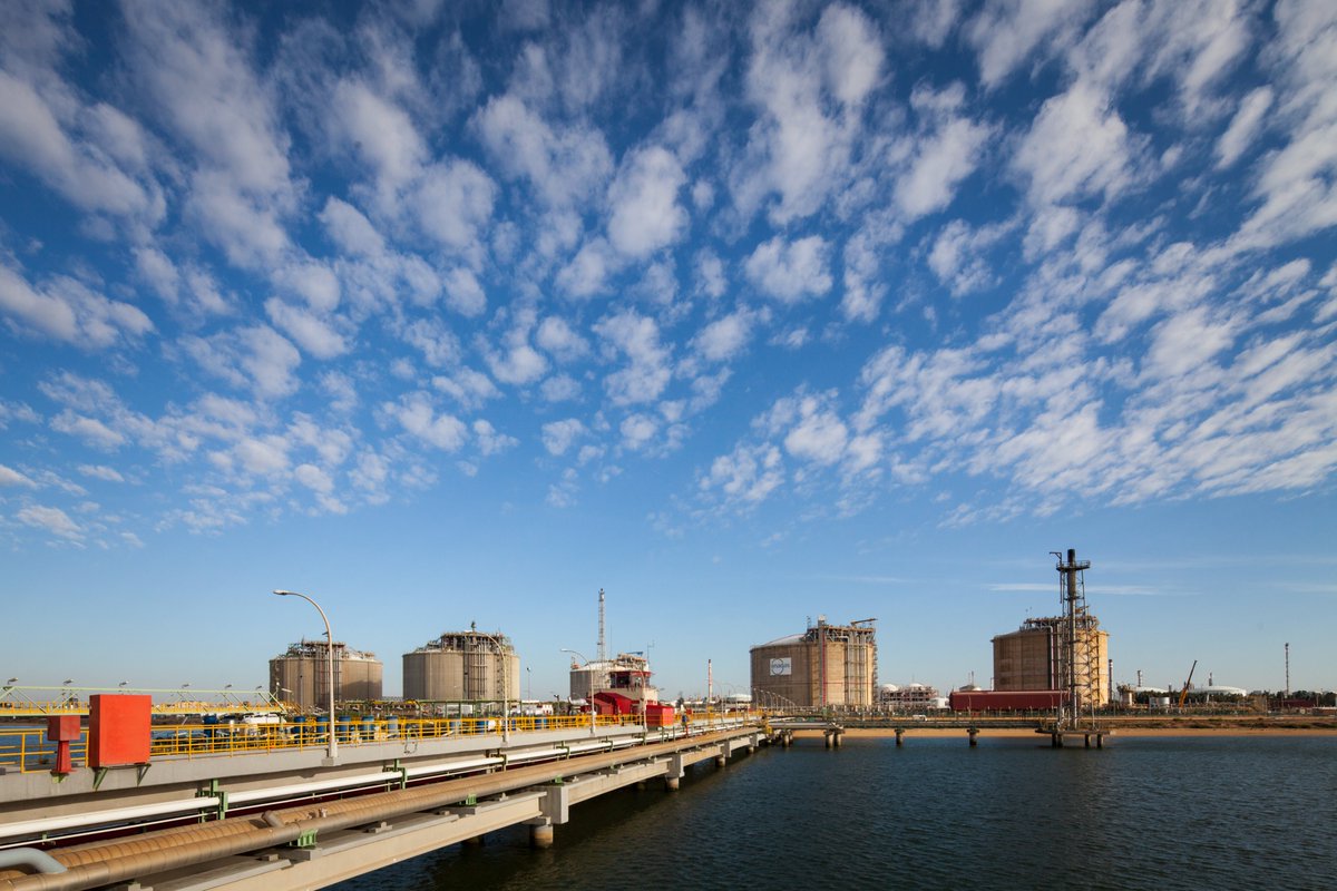 Reforzamos nuestras líneas de colaboración con la <a href="/APHuelva/">Puerto de Huelva</a> para contribuir a la #TransiciónEnergética: hemos firmado un acuerdo para potenciar la incorporación de #GasesRenovables como #HidrógenoVerde y BioGNL en la cadena logística integrada de nuestra Planta de GNL de Huelva.