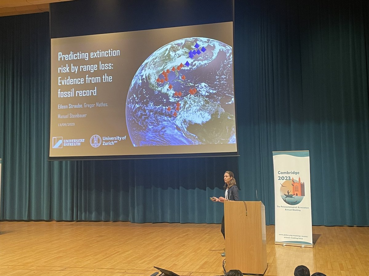 Ming_tfk27's tweet photo. My friend @EileenStraube formerly from @PaleoFAU absolutely rocking it at #PalAss23 talking about extinction risk and geographic range loss, in a giant packed auditorium! https://t.co/bVvgEavoTG